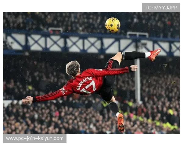 曼联前场连续传递抢眼，加纳乔抽射稍稍偏离